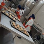 Fotografía de la Panadería con que tiene panes recién hechos sobre charolas