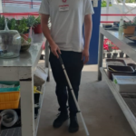 Fotografía de la Evaluación de inmueble haciendo uso de bastón para personas con discapacidad visual para medir el espacio entre dos mesas