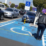 Fotografía de miembros de Libre Acceso A.C realizando la evaluación de accesibilidad sobre lugares de estacionamiento exclusivos para personas con discapacidad