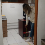 Fotografía de miembros de Libre Acceso A.C realizando la evaluación de accesibilidad que consta de la medición de espacios dentro del inmueble, entre paredes y mobiliario