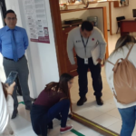 Fotografía de miembros de Libre Acceso A.C realizando la evaluación de accesibilidad de los accesos al inmueble y en los distintos pisos del edificio