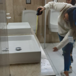 Fotografía de miembros de Libre Acceso A.C realizando la evaluación de accesibilidad de la altura de los lavamanos en los sanitarios