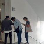 Fotografía de miembros de Libre Acceso A.C realizando la evaluación de accesibilidad de escaleras incluyendo la altura del barandal