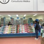 Fotografía de miembros de Libre Acceso A.C realizando la evaluación de accesibilidad de los mostradores en el área de farmacia