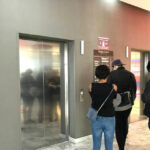 Fotografía de miembros de Libre Acceso A.C realizando la evaluación de accesibilidad a la altura de los botones de elevadores