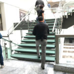 Fotografía de miembros de Libre Acceso A.C realizando la evaluación de accesibilidad a las escaleras y pasillos del inmueble