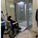 Fotografía de un usuario de silla de ruedas haciendo uso del elevador que se encuentra dentro del inmueble