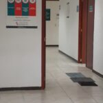 Fotografía de la puerta de acceso a la zona de oficinas con tapetes sanitizantes