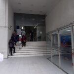 Fotografía del acceso al banco donde se visualizan unas escaleras