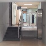 Fotografía de la plataforma hacia la zona de salón de plenos en la cual también hay unas escaleras para acceder junto a la plataforma