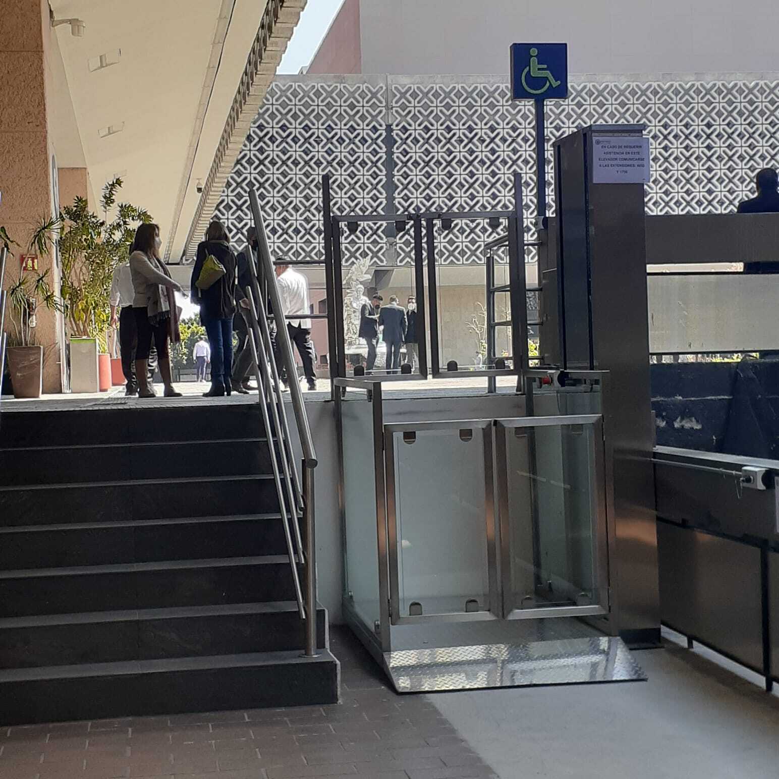 Fotografía de la plataforma media cabina del edificio H donde se puede apreciar que a un lado de esta hay también unas escaleras