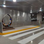 Fotografía del área de servicio de Valet Parking y una escultura en el estacionamiento