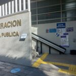 Fotografía del Acceso del Instituto Federal de Defensoría Pública donde se puede apreciar el piso podotáctil que guía la entrada