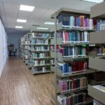 Fotografía de la Biblioteca del Instituto Federal de Defensoría Pública donde se pueden apreciar varios estantes llenos con libros