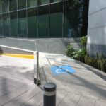 Fotografía de la Rampa de acceso al edificio con el logotipo de un usuario de silla de ruedas