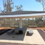 Fotografía del nuevo proyecto Serpientes y Escaleras del Skate Park donde se visualiza un techo de cemento cubriendo mesas y bancas