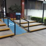 Rampa para personas usuarias de silla de ruedas y escaleras que conducen hacía el inmueble