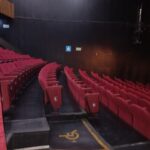 Se visualiza un lugar reservado para personas usuarias de silla de ruedas dentro del salón teatro