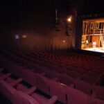 Butacas y el escenario del salón teatro del Centro Cultural Helénico para la representación de obras de teatro