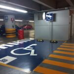 Estacionamiento del inmueble con lugares reservados para personas con discapacidad