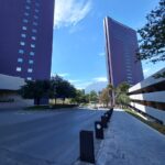 Entrada a la torre 1 con vista al estacionamiento