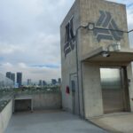 Área exterior en terraza, acceso por elevador, con una banca y a su derecha se localiza un extinguidor