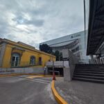 Fachada principal del inmueble con acceso al estacionamiento y a su derecha acceso peatonal por escaleras de concreto con dirección a los torniquetes