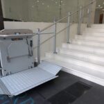 plataforma salva escaleras ubicada en la parte previa a una serie de escalones